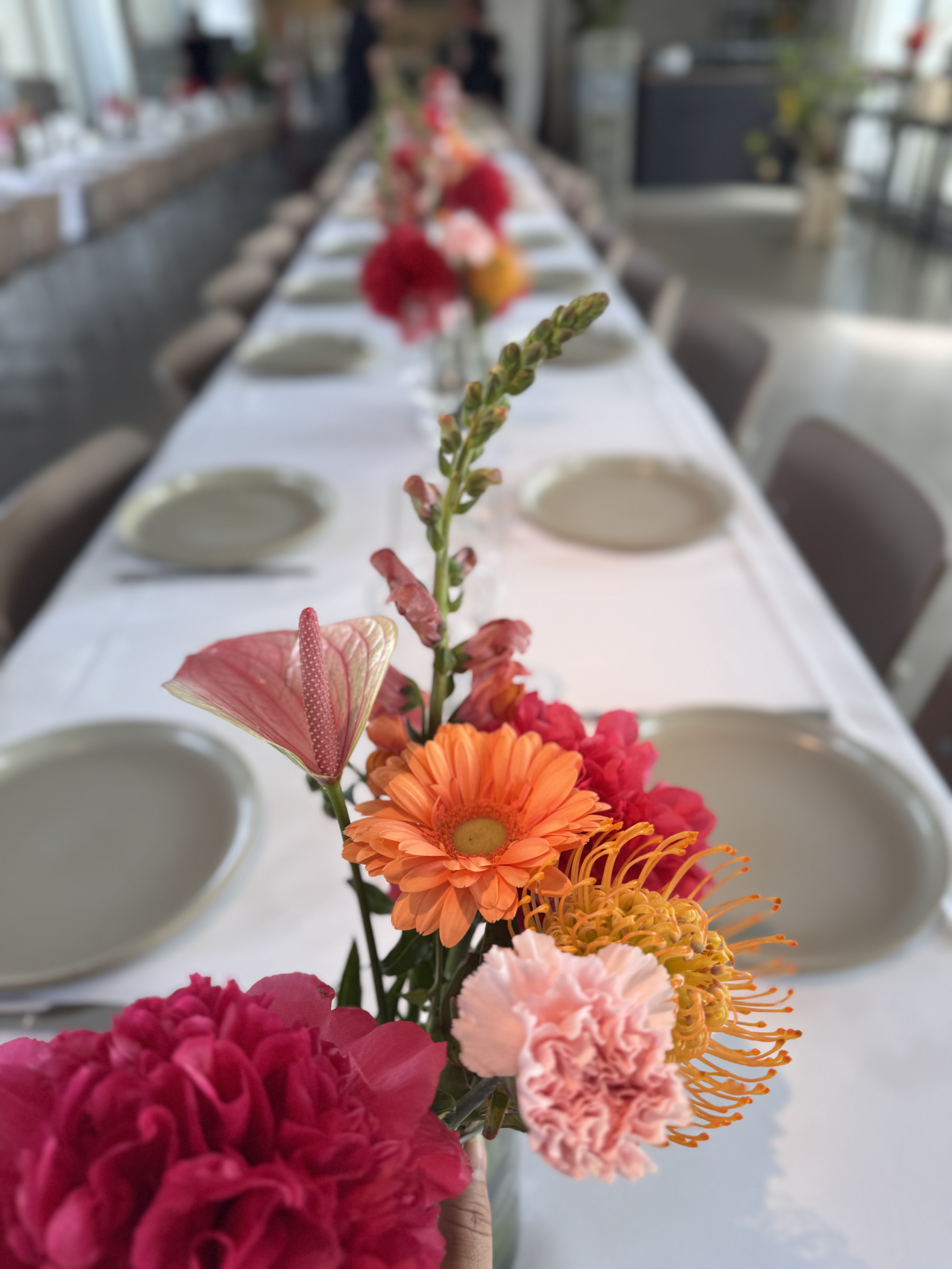 Florale Tafel für eine festliche Hochzeit