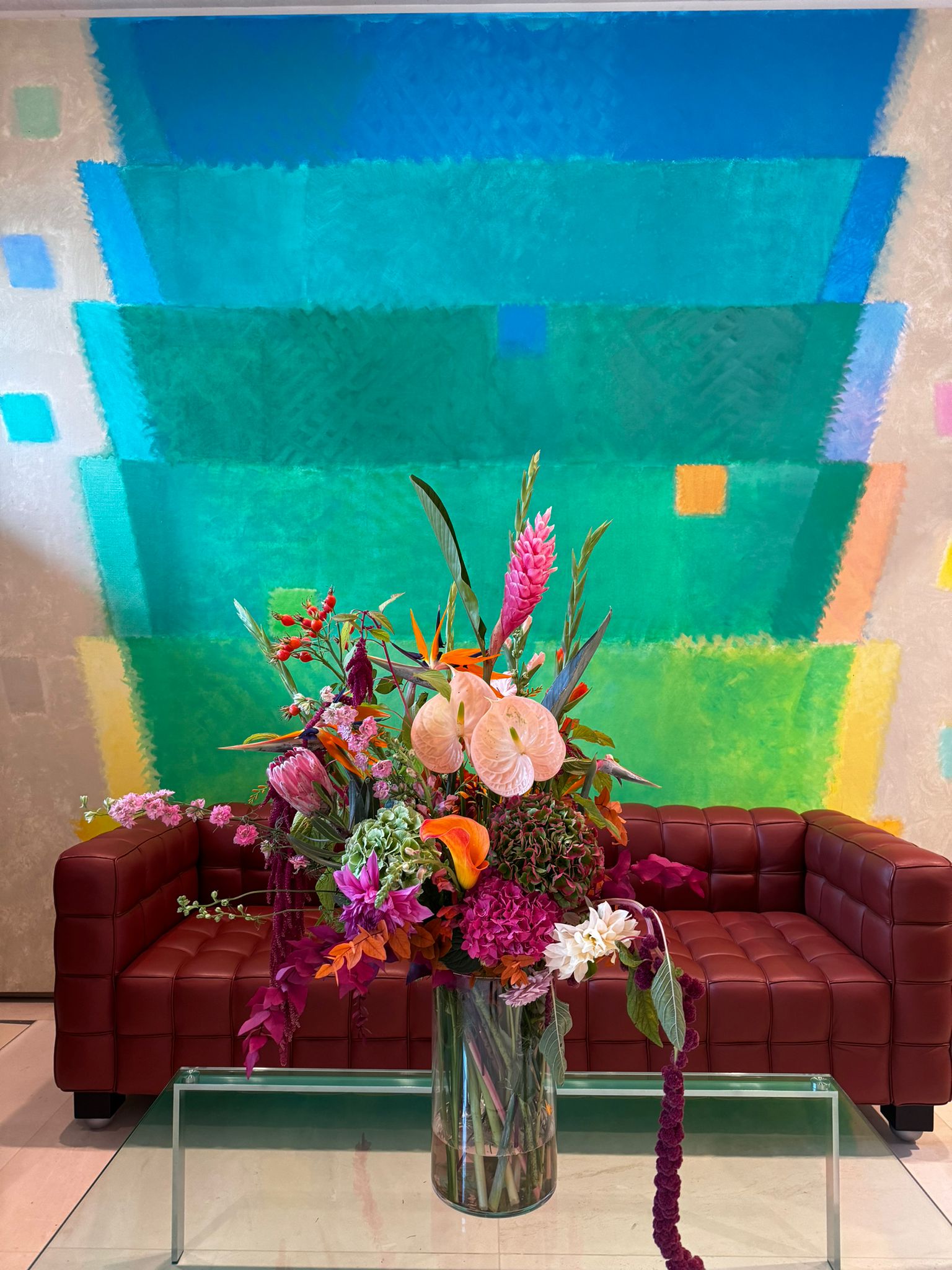 Großformatige florale Installation in einer Lobby